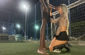 Vivi Sexydoll se la chupa a un futbolista negro